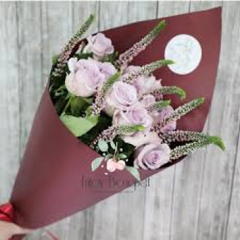 Букет из роз и вероники