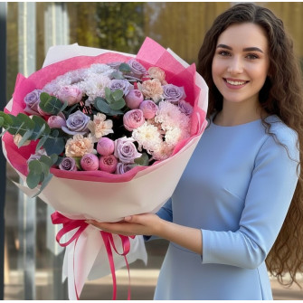 Букет из роз, пионовидных роз, хризантем, спрей роз