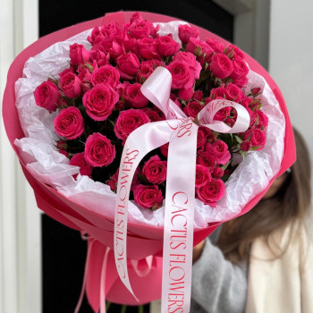 Пышный букет кустовых роз Sophie в фирменном оформлении Пышный букет кустовых роз Sophie в фирменном оформлении